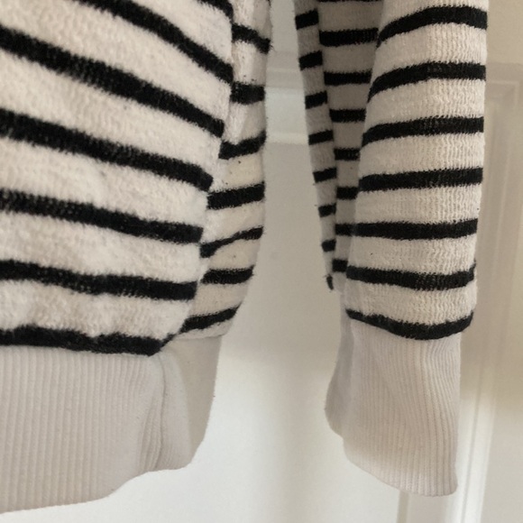 Simple a large sweatshirt heart black and white stripes - Picture 8 of 13